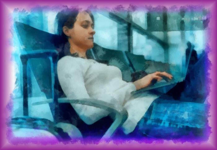 Блог #80. 
Девушка в аэропорту с ноутбуком. Картинка от MatchFixingBet.Ru